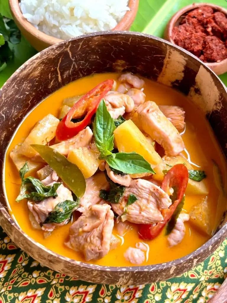 7. Red Curry w. Pineapple 🌶️🌶️
